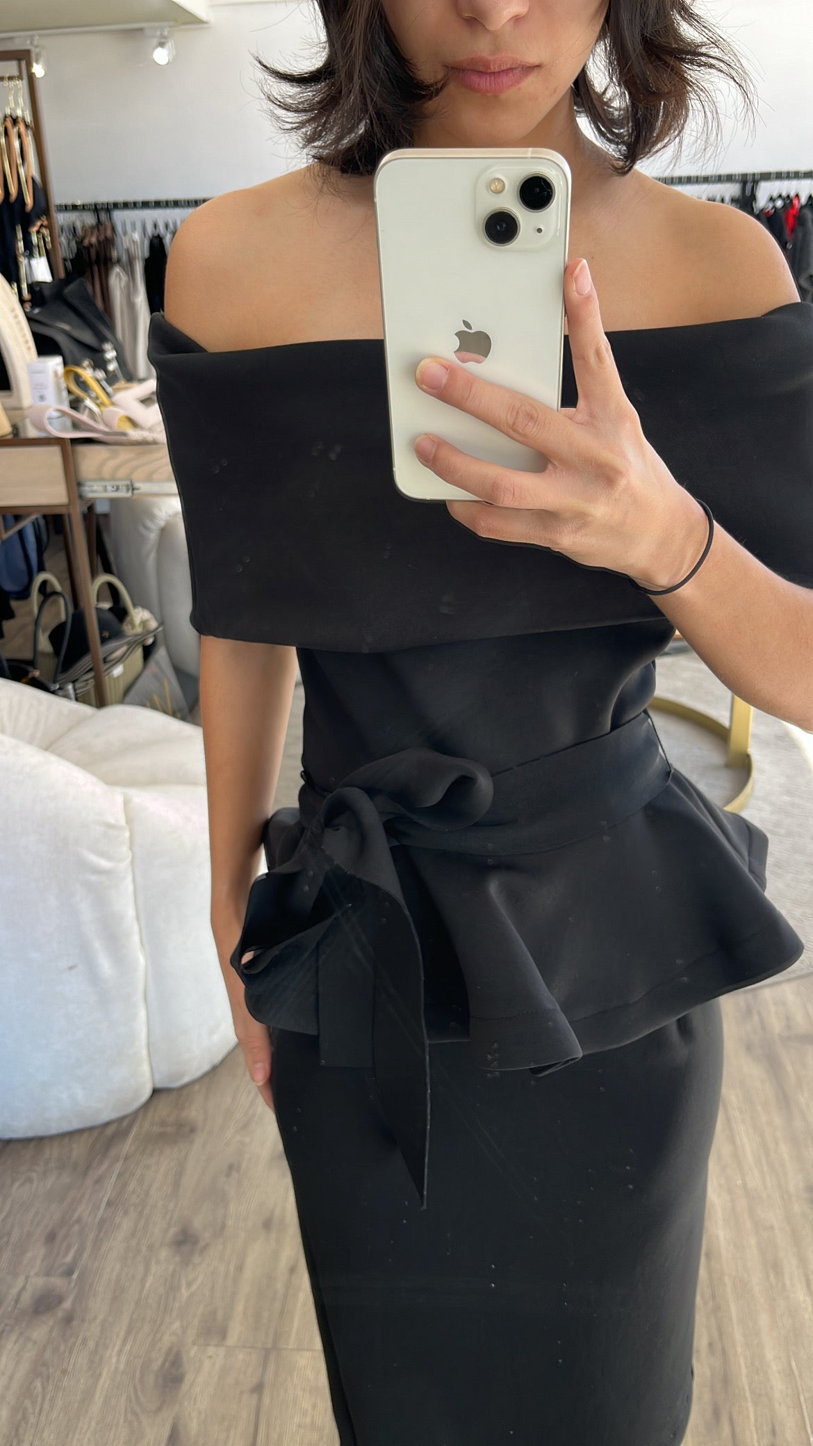 Vestido negro hombros midi