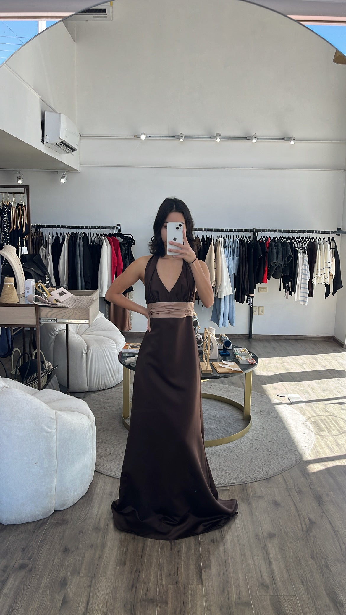 Vestido halter café con cinto