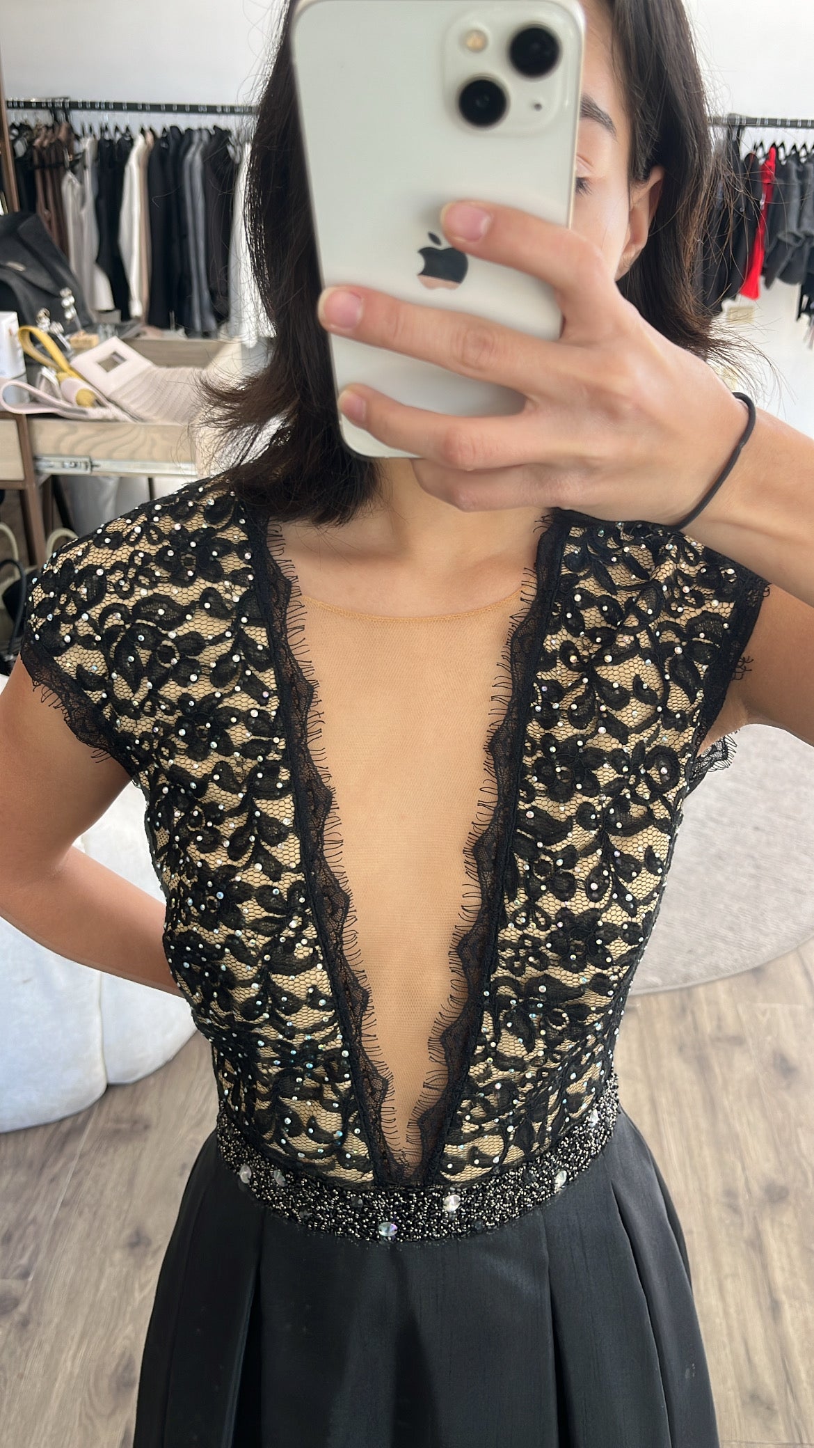 Vestido negro en v con encaje