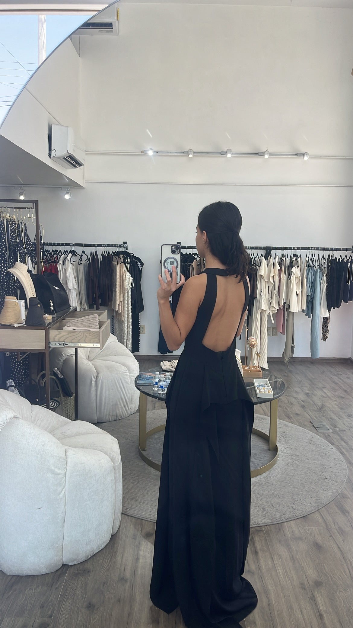 Vestido negro con escote cruzado