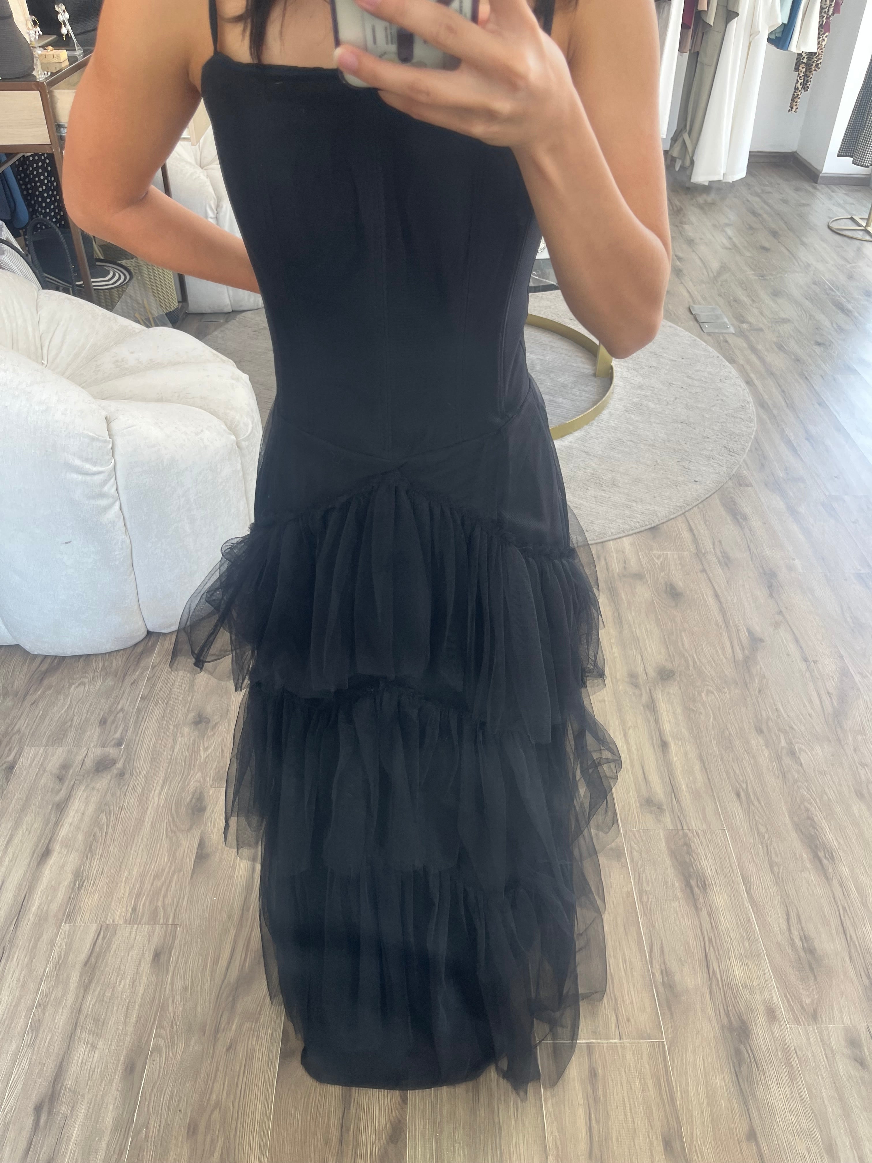 Vestido negro con volantes