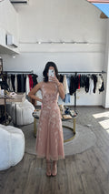 Vestido rosa midi con mesh y flores