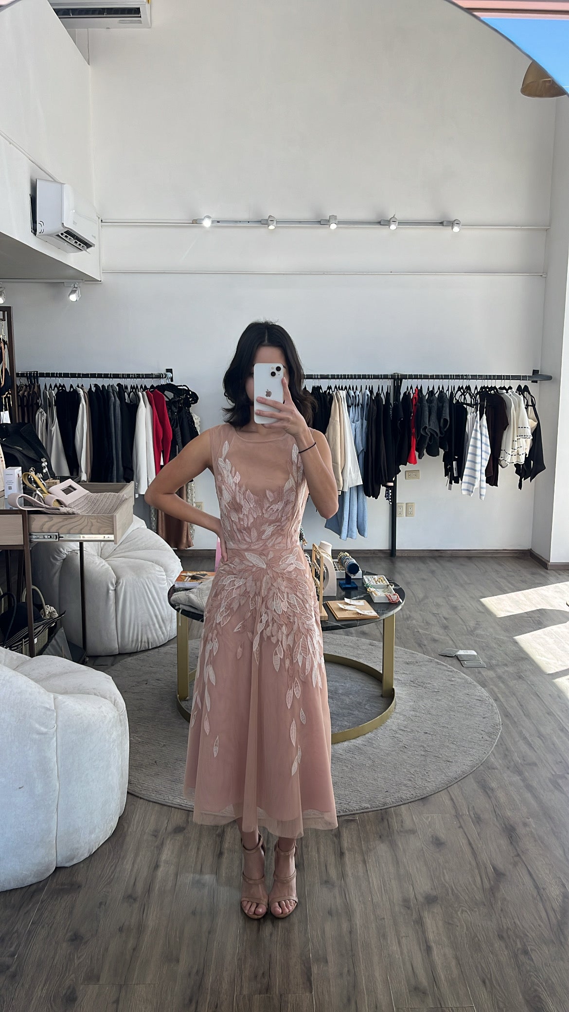 Vestido rosa midi con mesh y flores