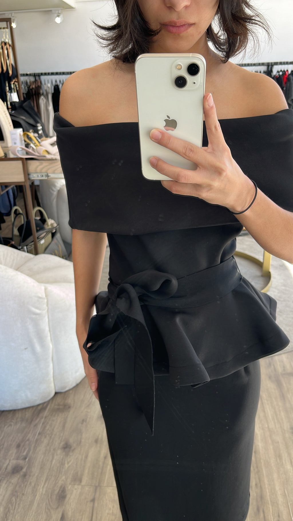 Vestido negro hombros midi