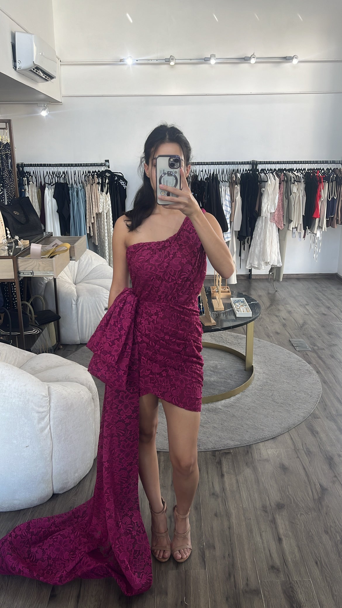 Vestido mini con cola