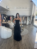 Vestido negro con volantes