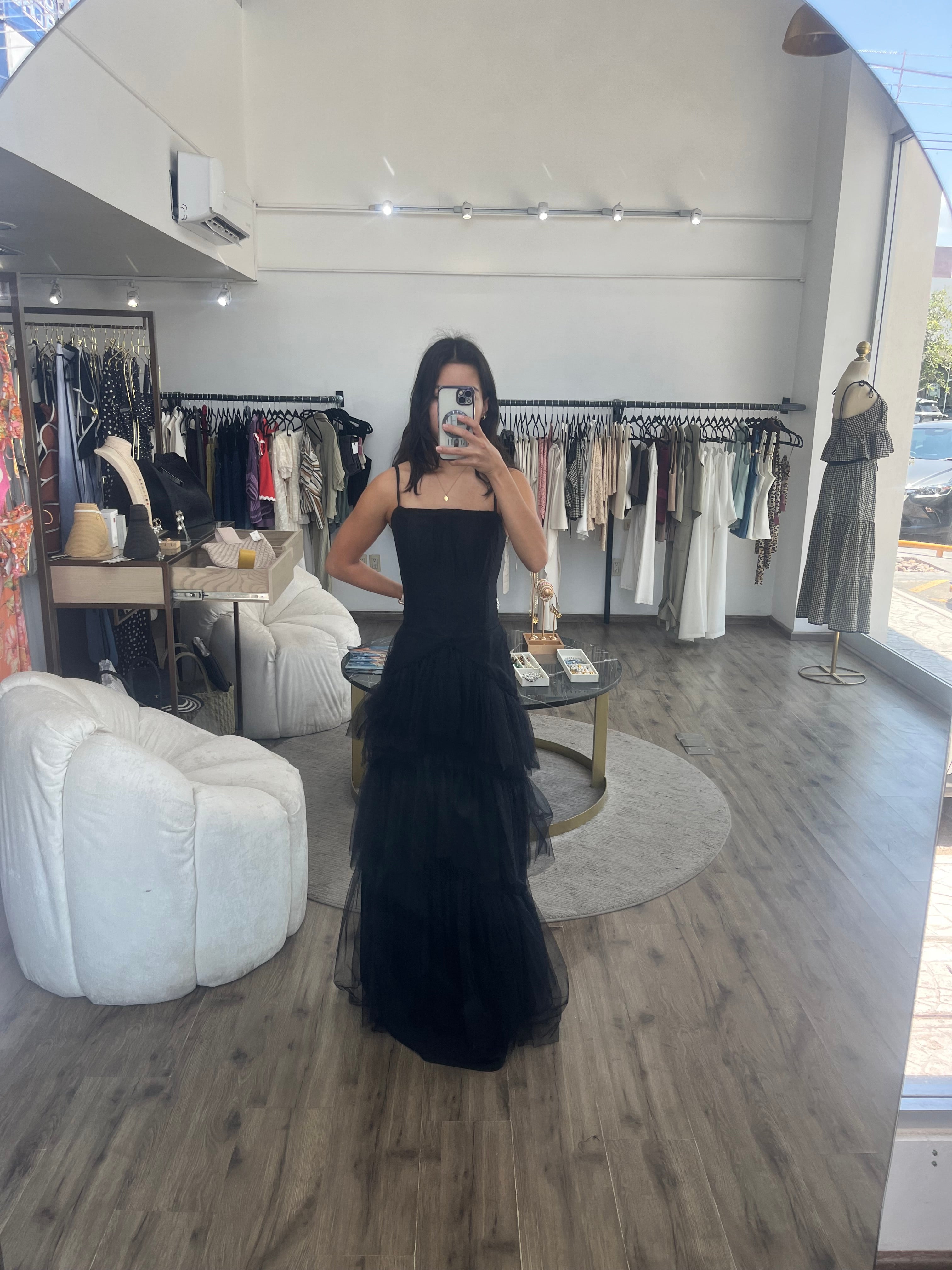 Vestido negro con volantes