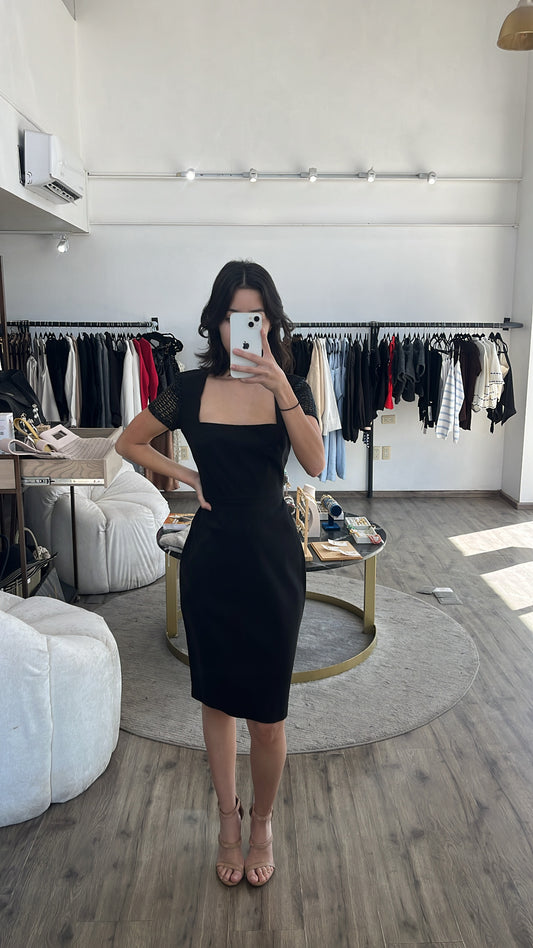 Vestido mini negro con manga