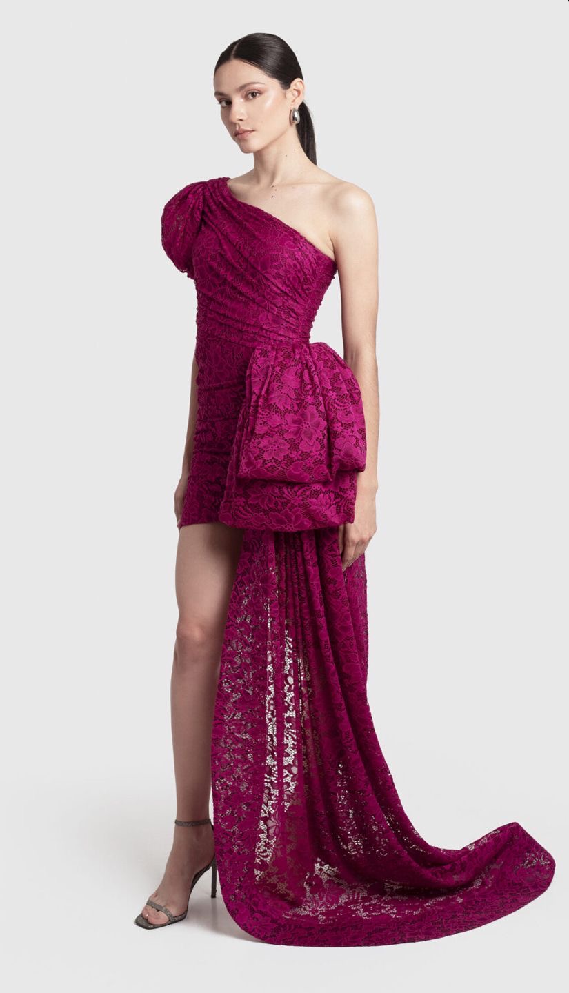 Vestido mini con cola