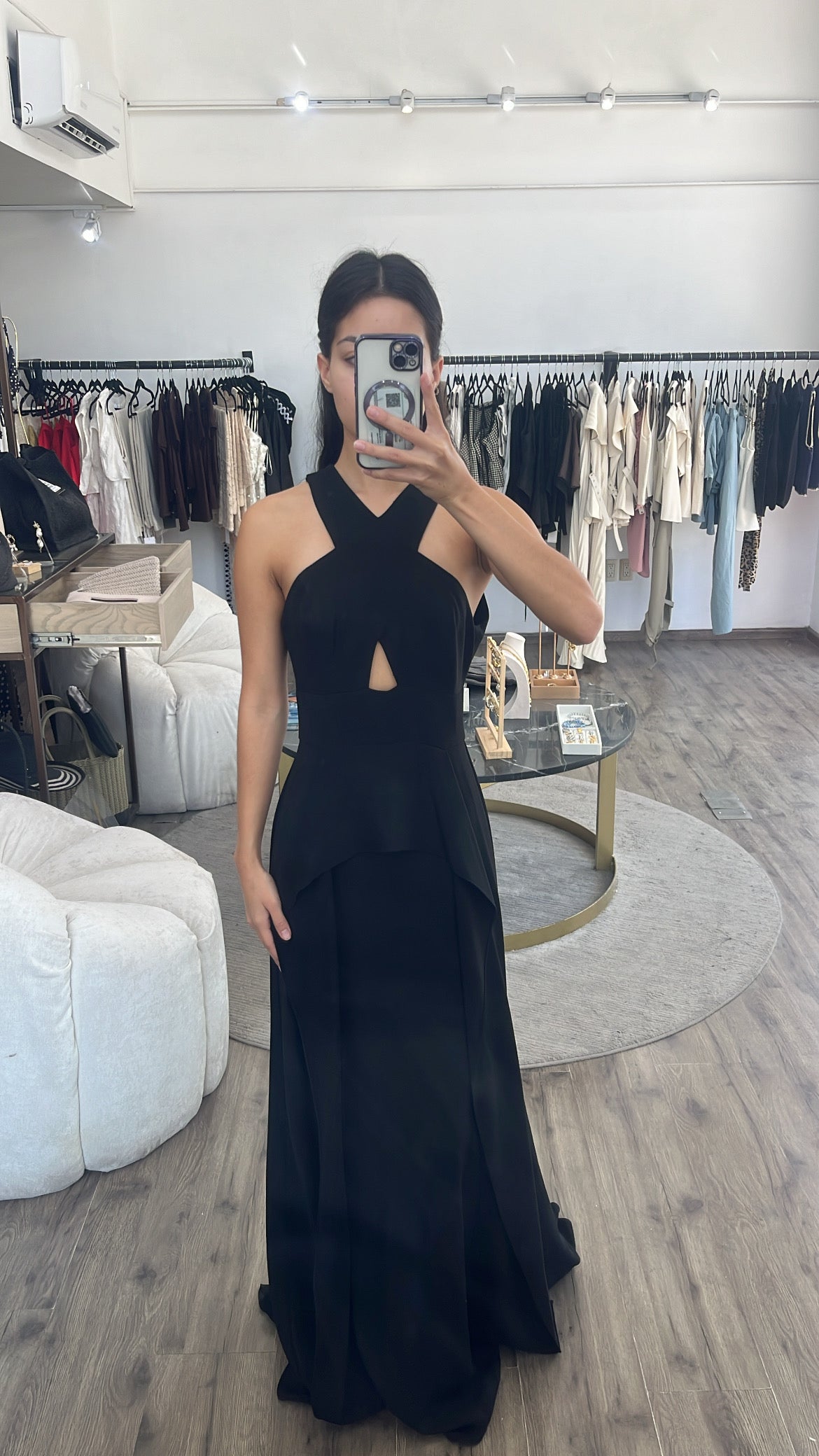 Vestido negro con escote cruzado