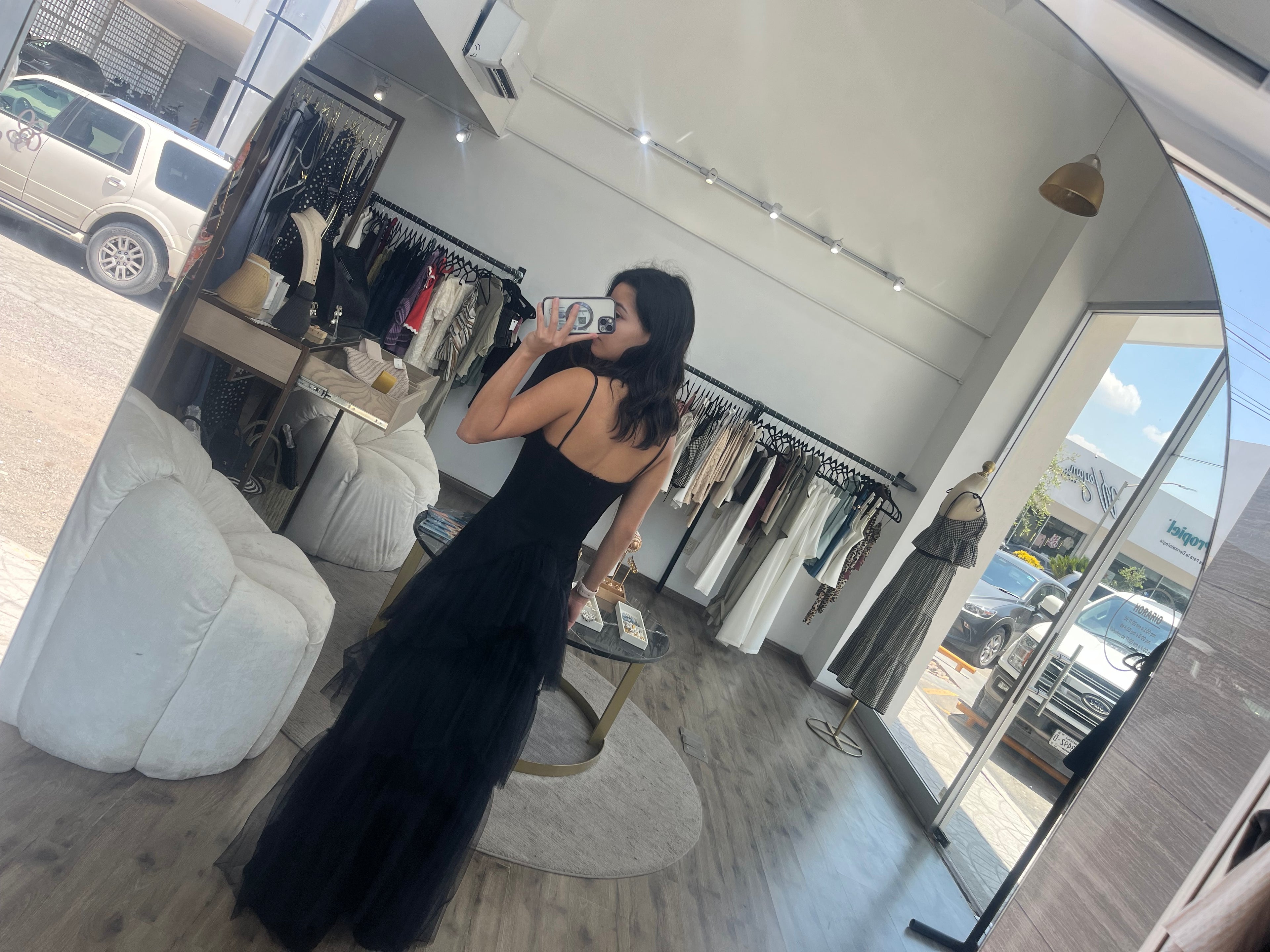 Vestido negro con volantes