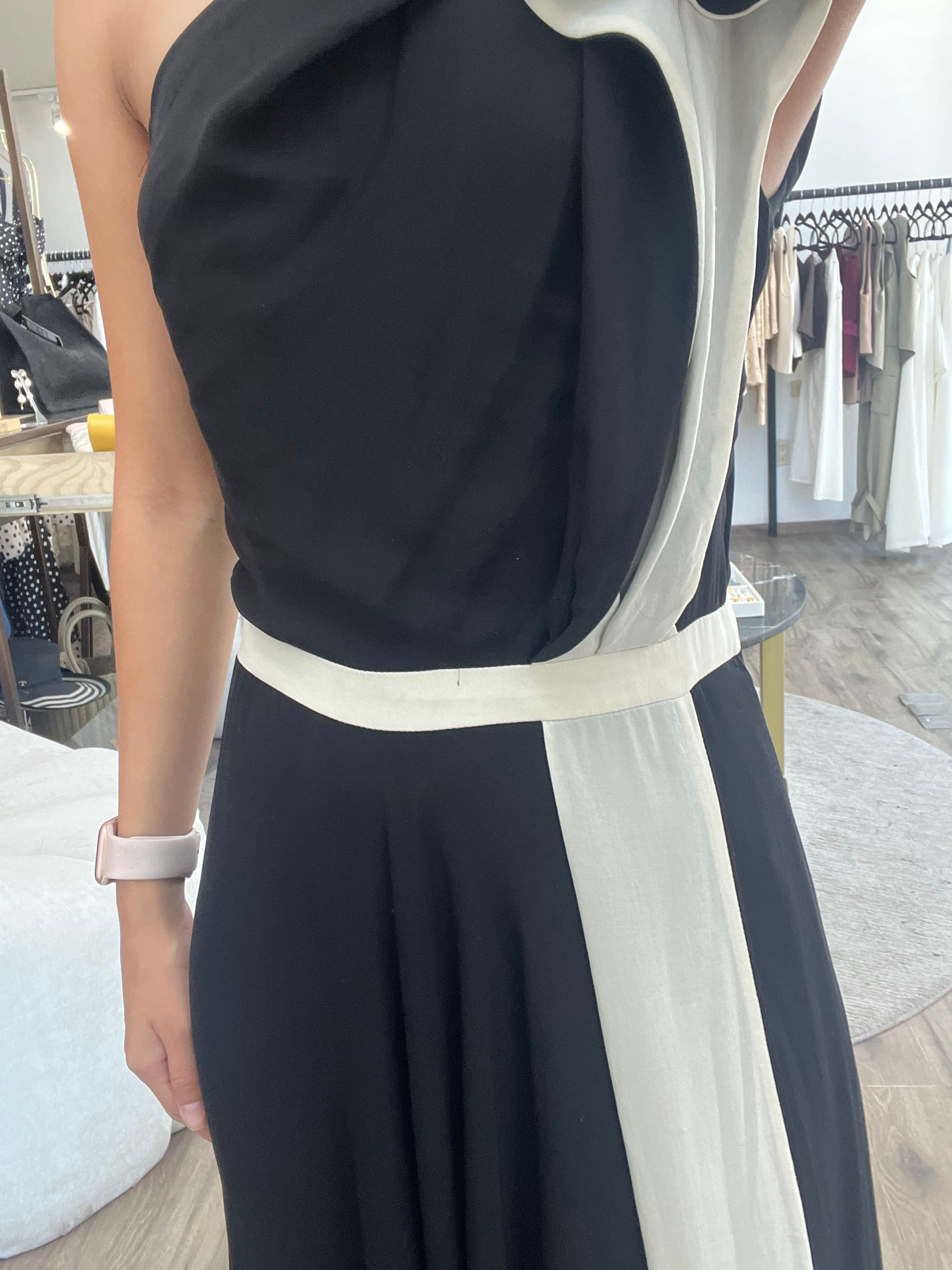 Vestido negro con franja blanca