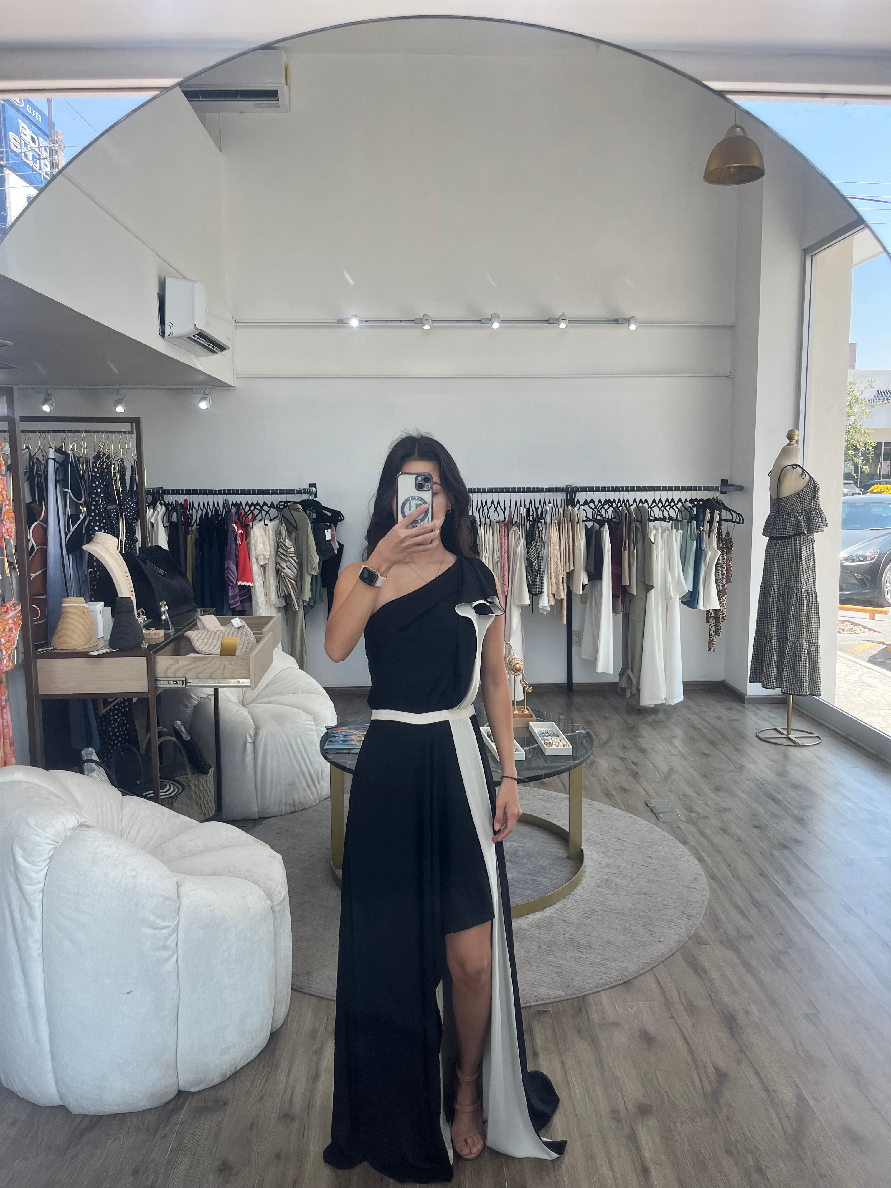 Vestido negro con franja blanca