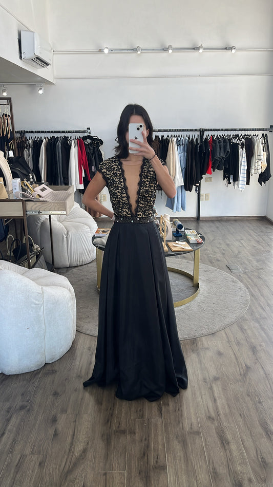 Vestido negro en v con encaje