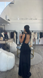 Vestido negro con escote cruzado