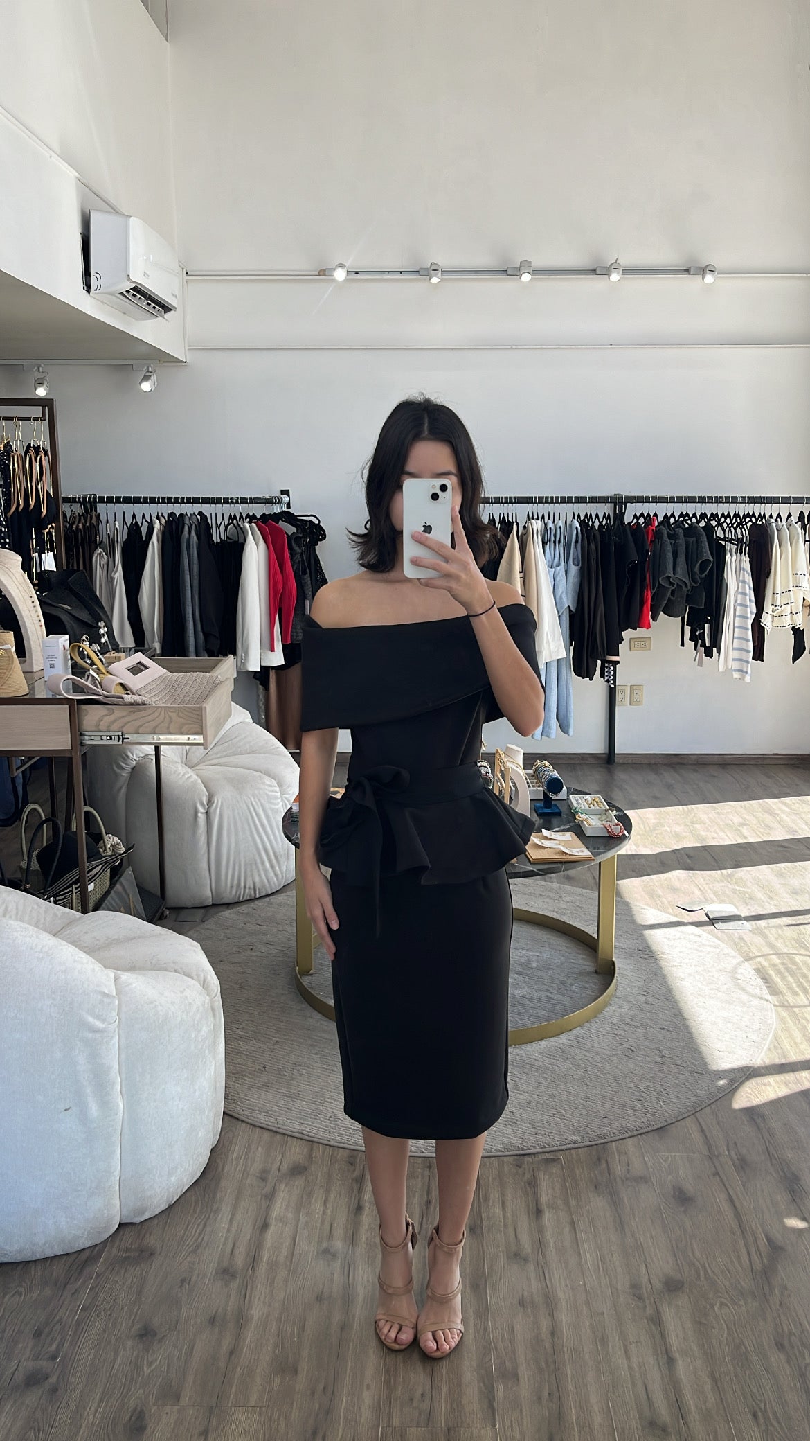 Vestido negro hombros midi