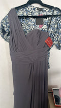Vestido gris de un hombro